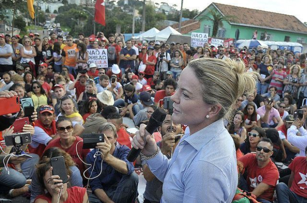 "As pessoas foram induzidas a erro ao votar em Bolsonaro", diz Hoffmann.